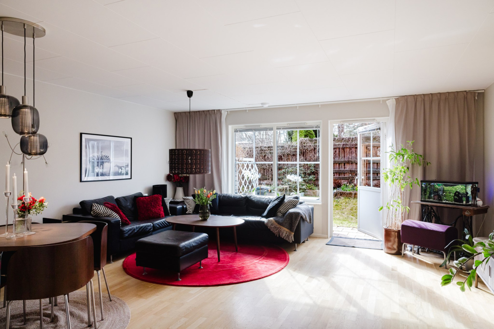 Lättmöblerat vardagsrum med utgång till den soliga baksidan Westerdahlsvägen 39