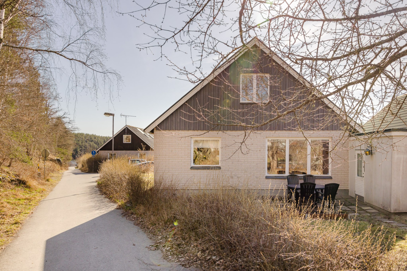 Baksida och gångväg till sjön Ekbacksvägen 11