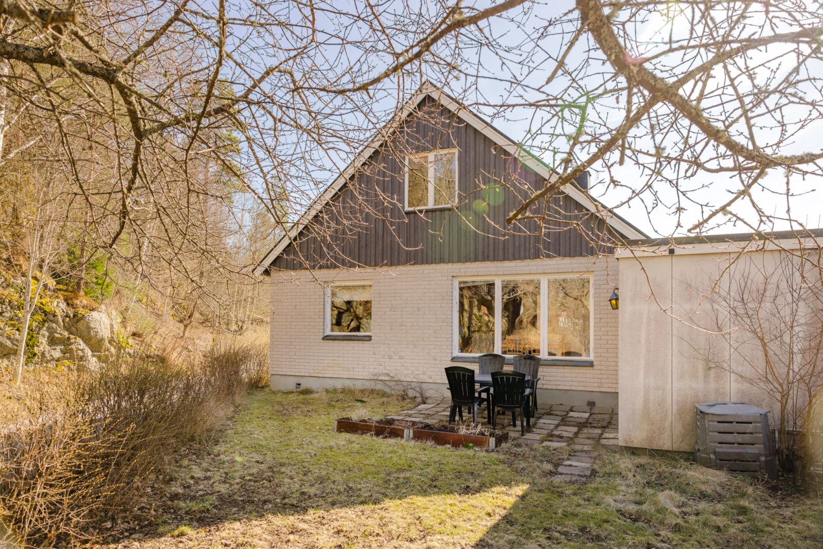 Trädgård på baksida Ekbacksvägen 11