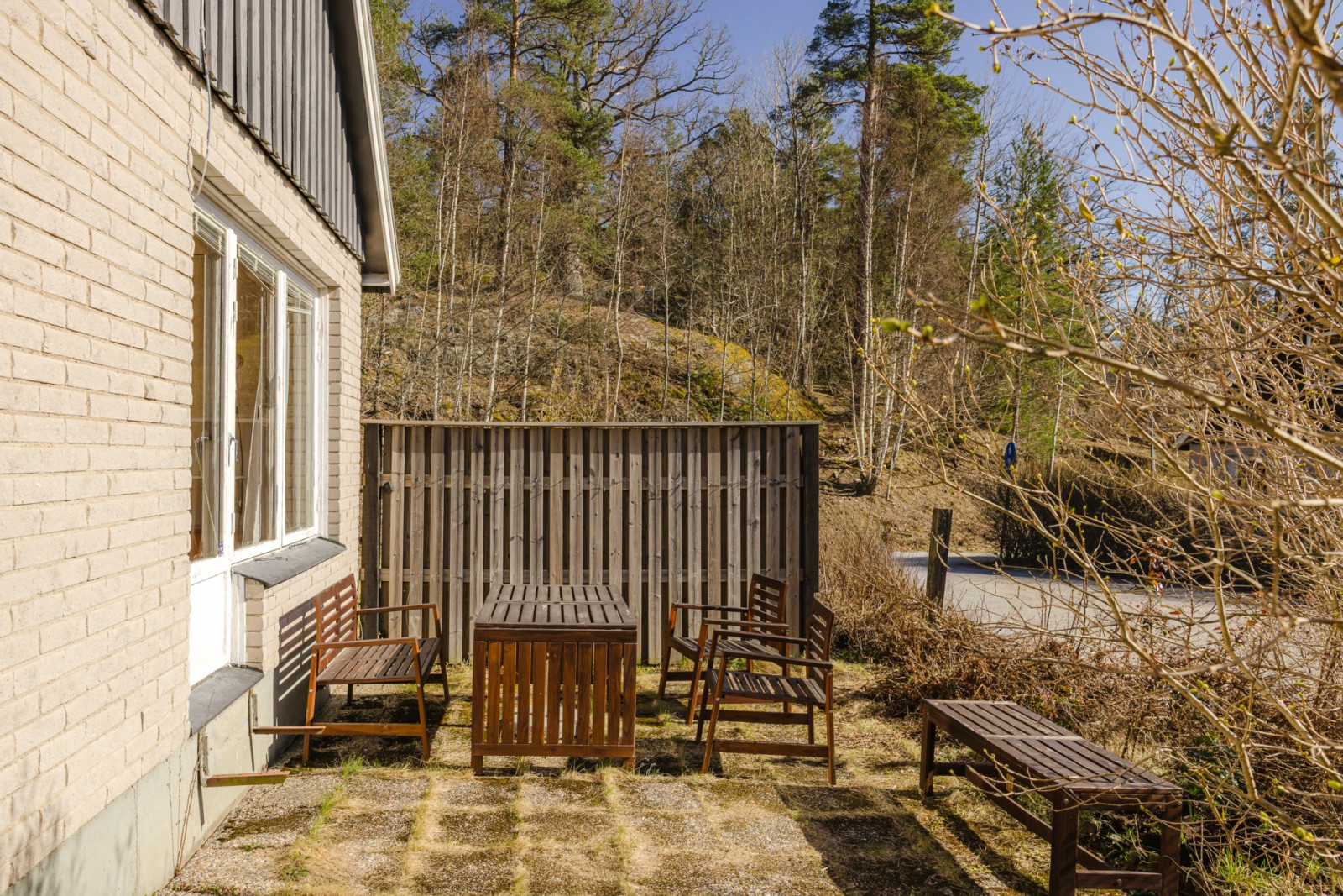 Uteplats på framsida Ekbacksvägen 11