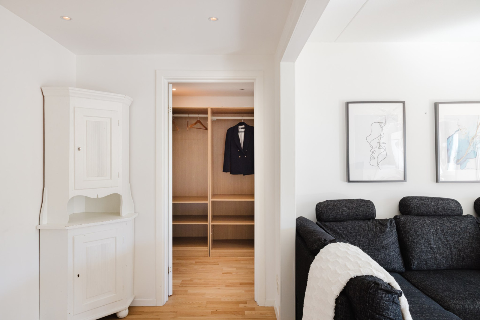 Del av hall, vardagsrum och klädkammare Bergsvägen 1A