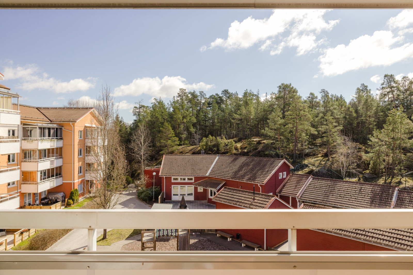 Utsikt från balkong Bergsvägen 1A