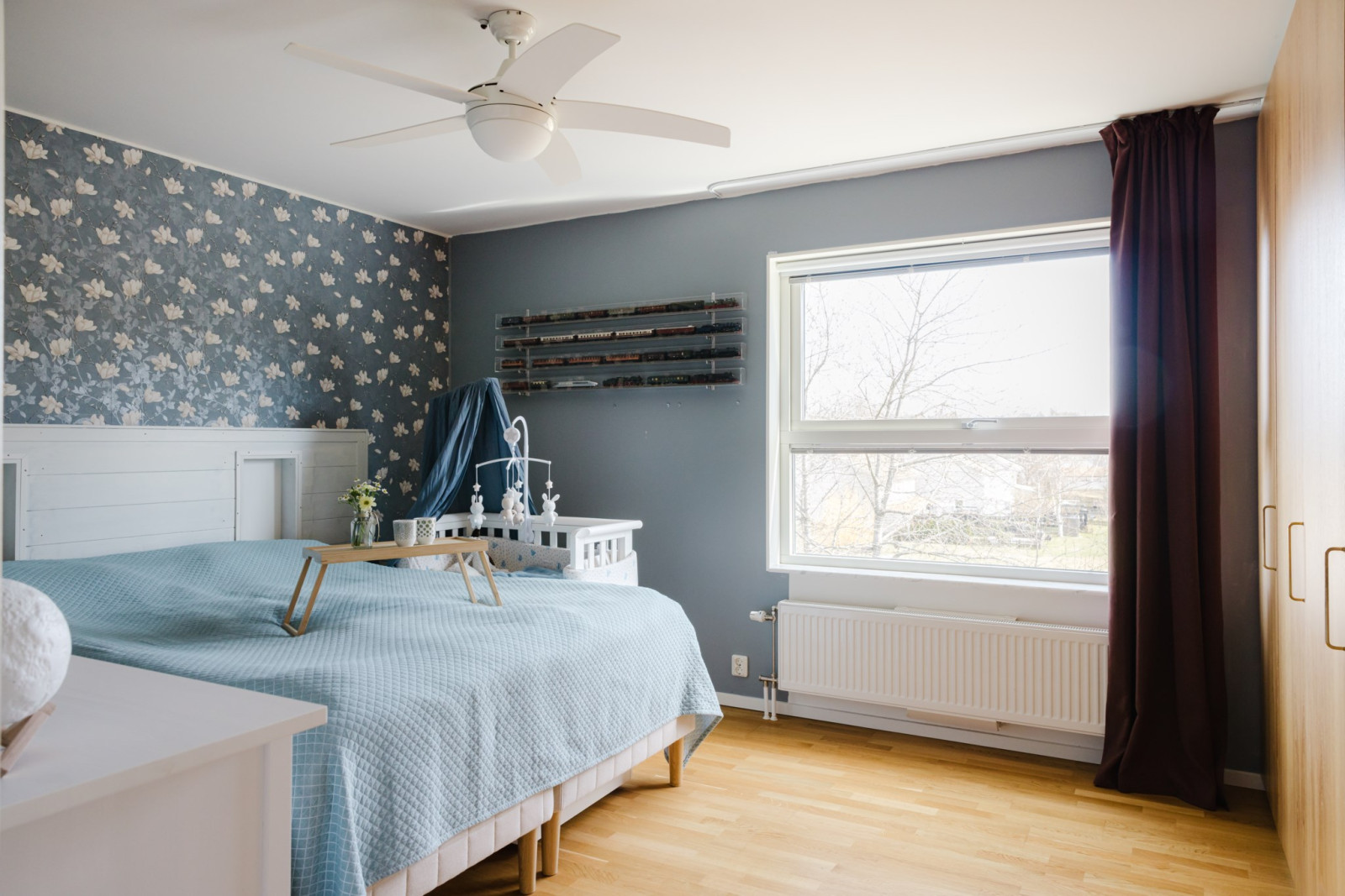 Master bedroom med garderobsvägg Trädgårdsmästarstigen 10