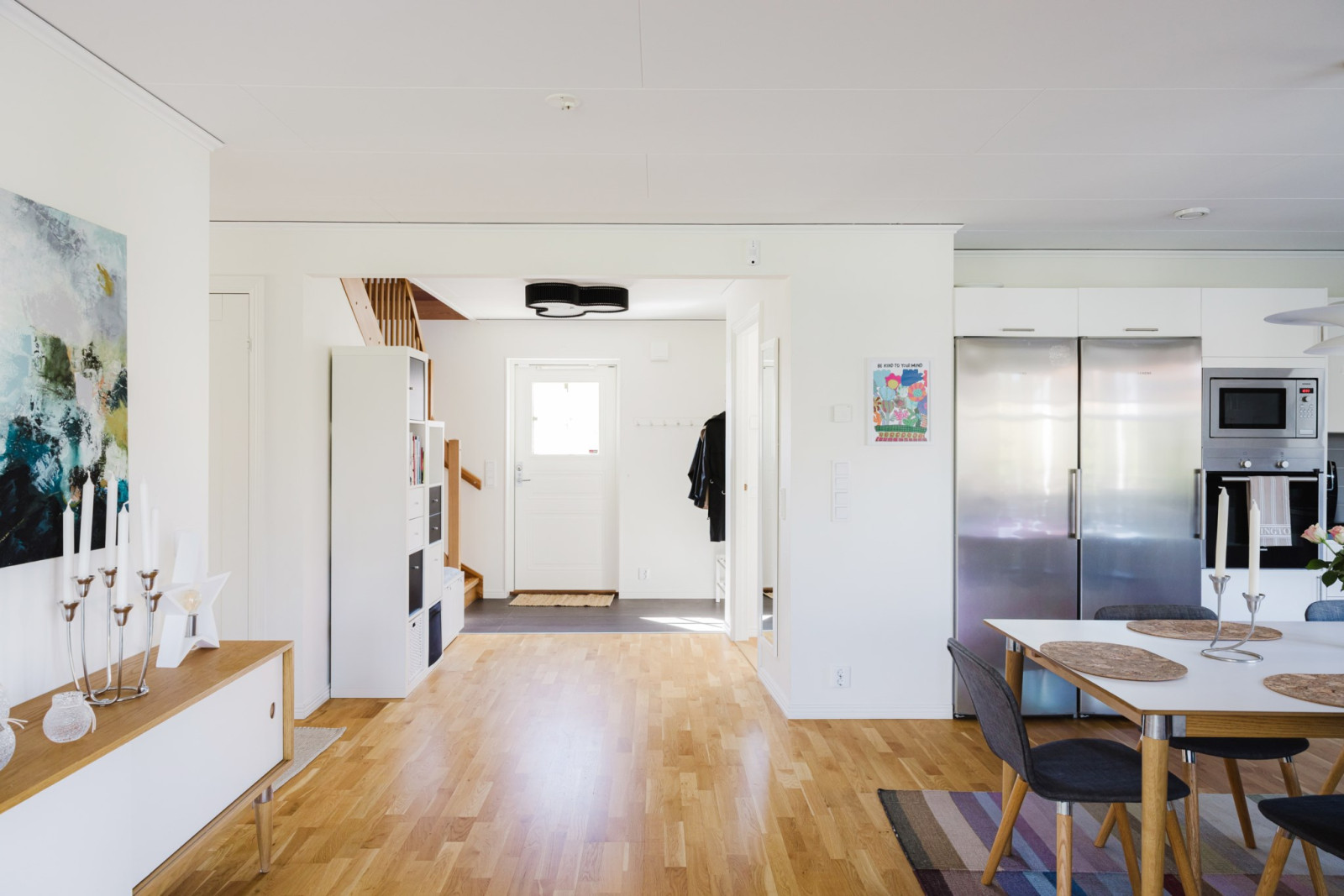 Kök och matplats mot hall Högvretsvägen 31