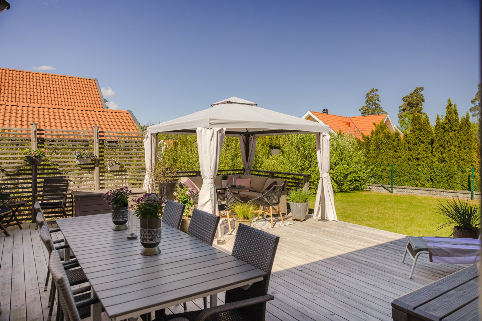 Uteplats och del av trädgård Högvretsvägen 31