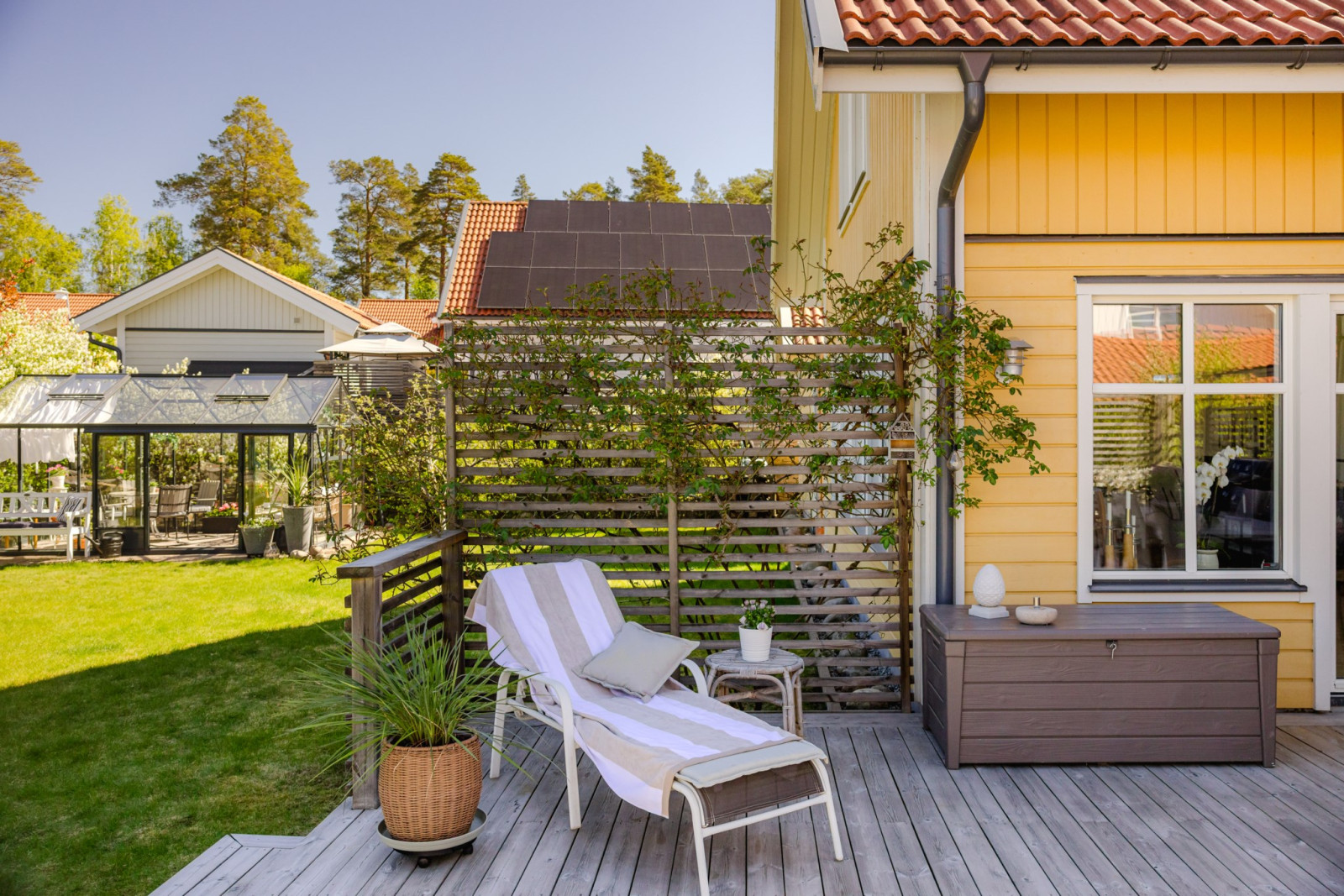 Uteplats och del av trädgård Högvretsvägen 31