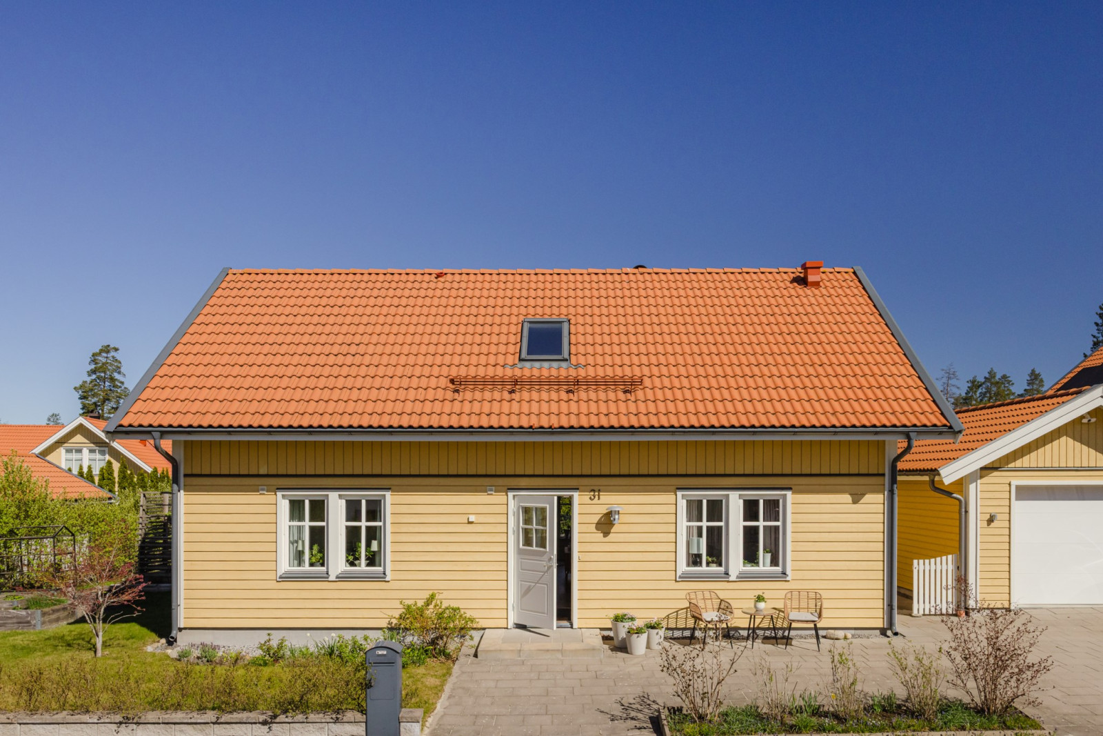Framsida med entré Högvretsvägen 31