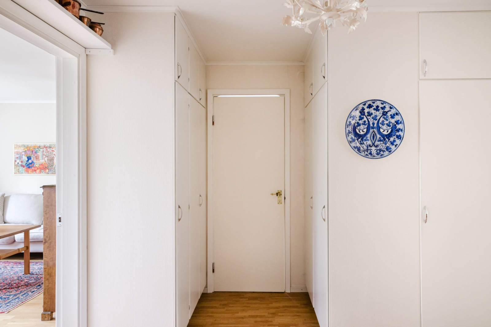 Hall med platsbyggd förvaring Fjärilstigen 97