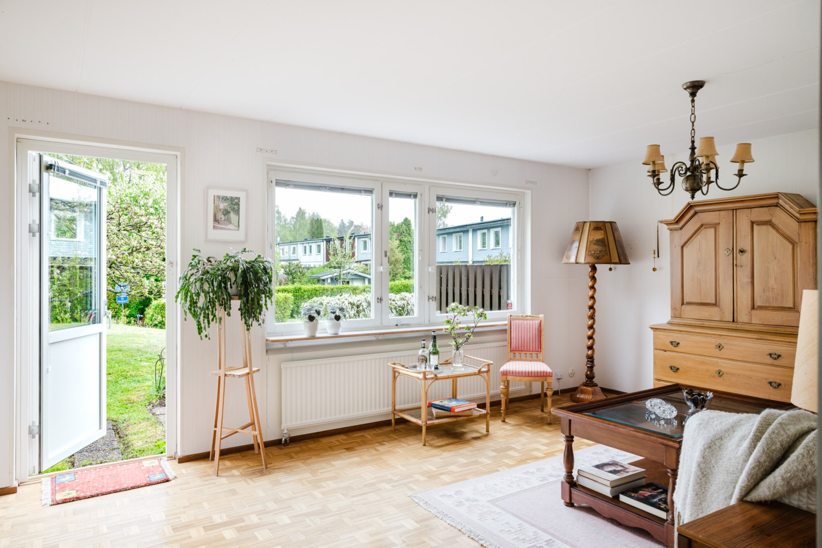 Rymligt vardagsrum med stora fönsterpartier Fjärilstigen 97