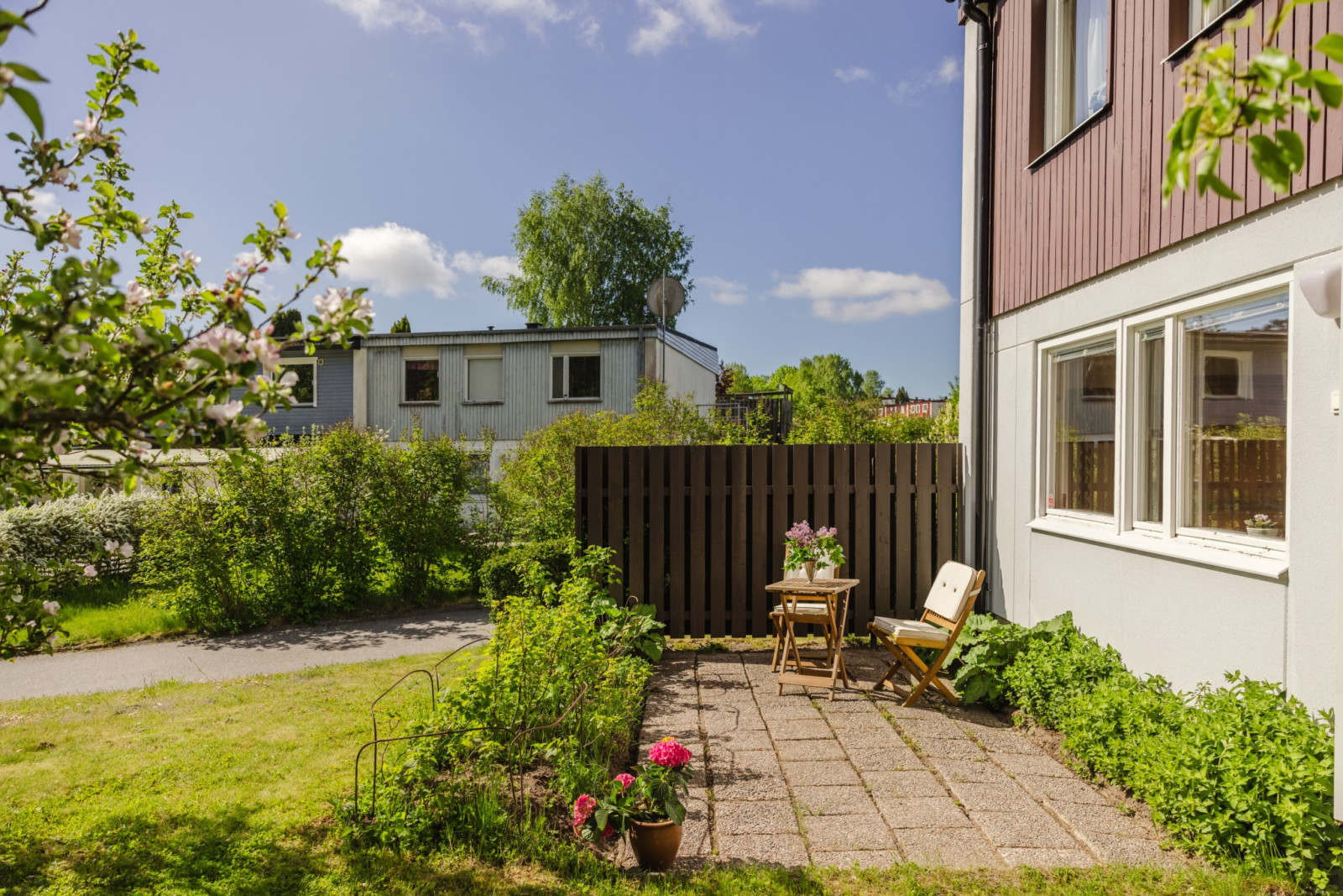 Stenbelagd uteplats med sol från tidig morgon Fjärilstigen 97
