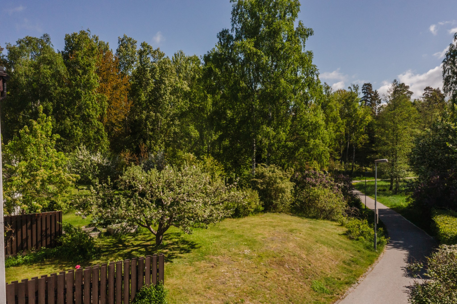 Trädgårdstomten omges av natur Fjärilstigen 97