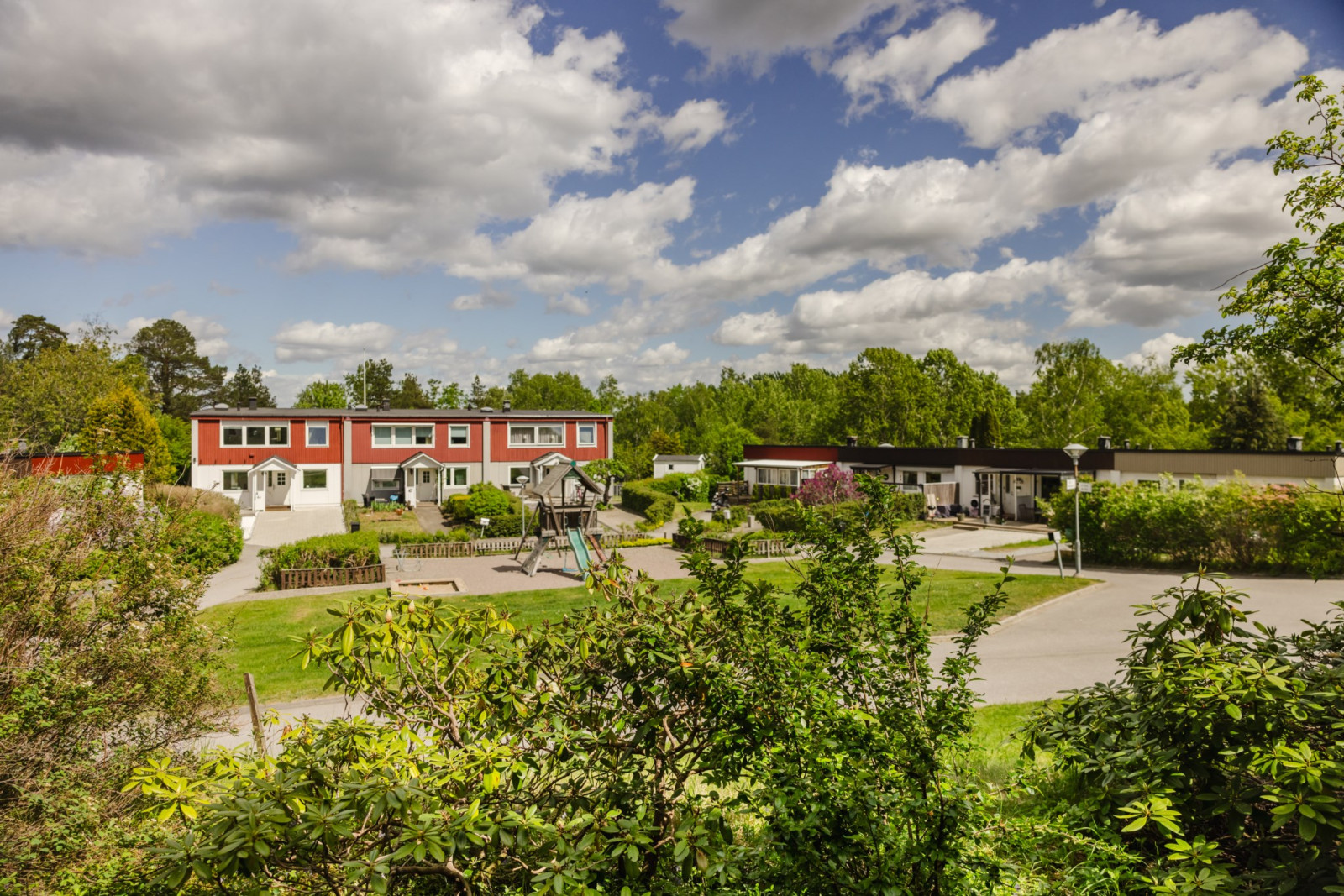 Utsikt mot samfällighetens gemensamma lekplats Kantarellstigen 39