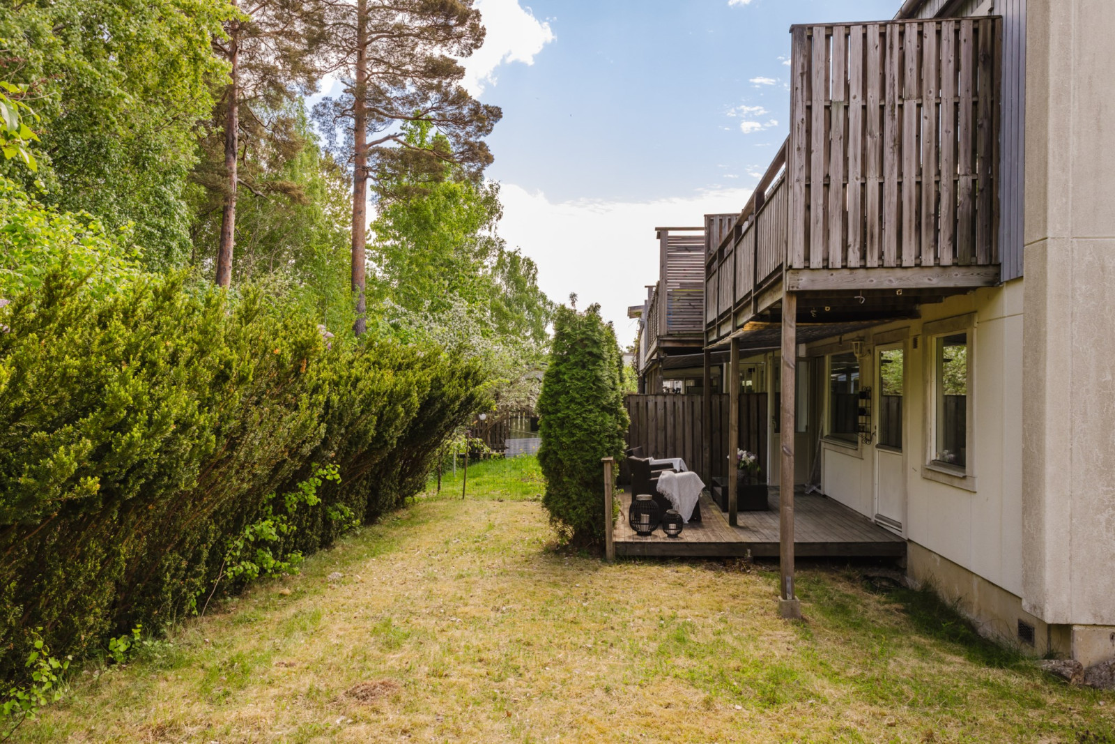 Uteplats och trädgård på baksida Fjärilstigen 87