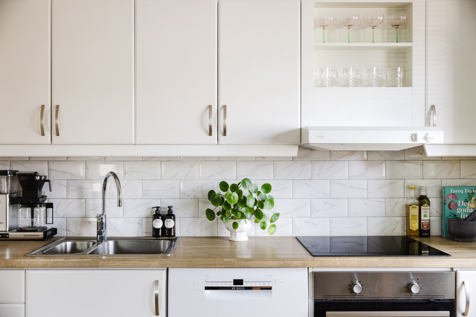 Kök med stilrena materialval Mosshagestigen 9
