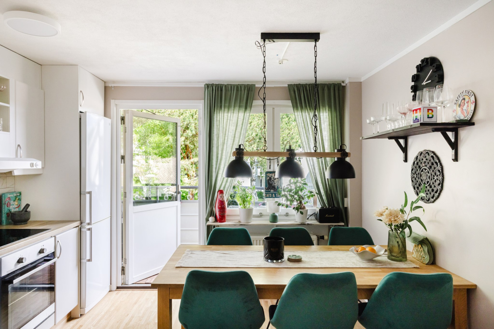 Kök med matplats och utgång till balkongen Mosshagestigen 9