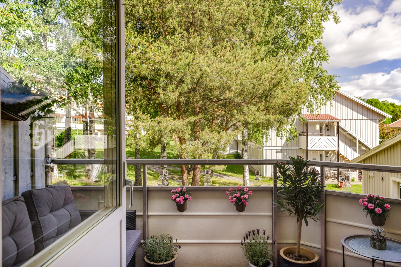 Balkong med utsikt mot lummig grönska Mosshagestigen 9