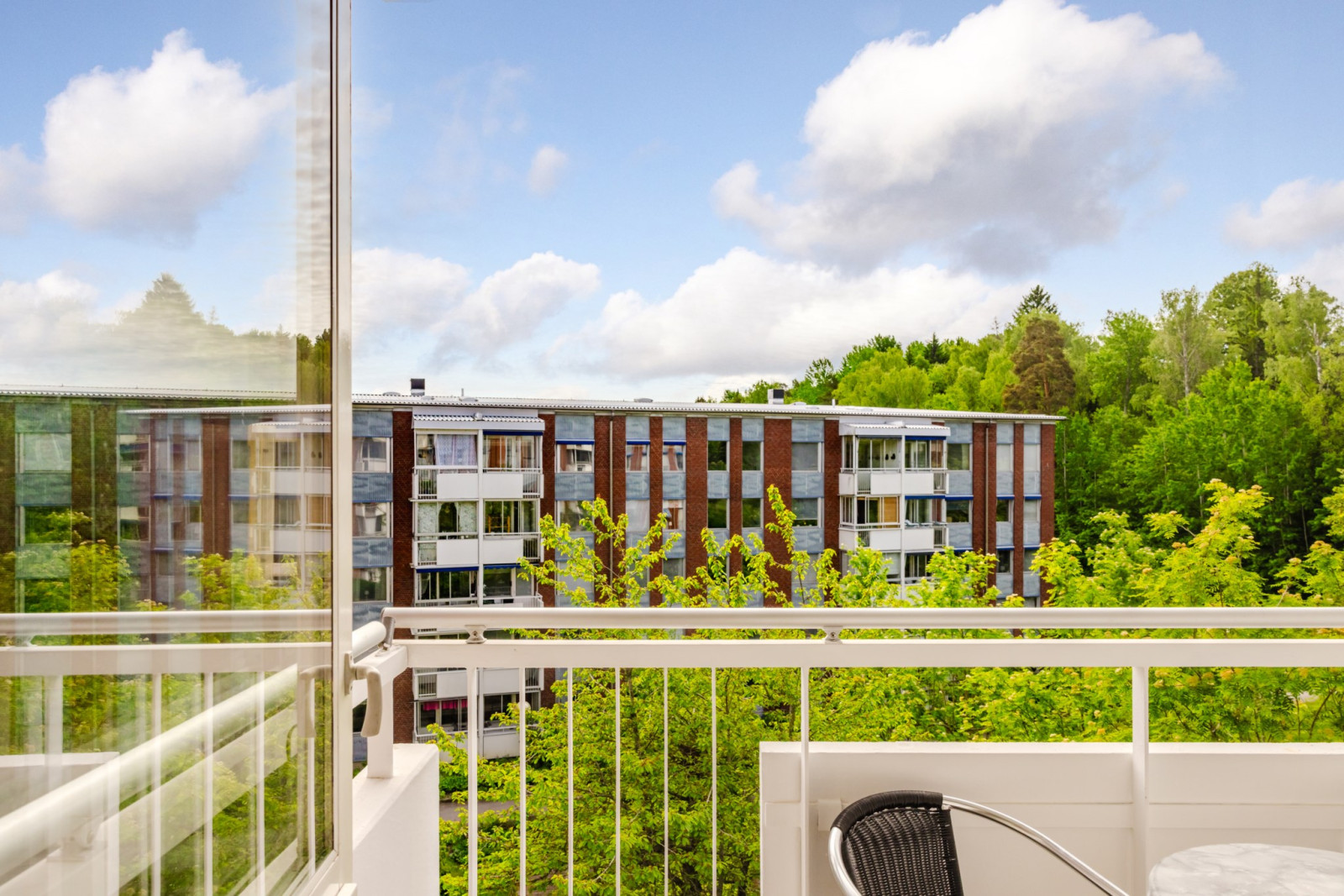 Ljuvlig utsikt mot föreningen gemensamma gård Emanuel Birkes väg 2