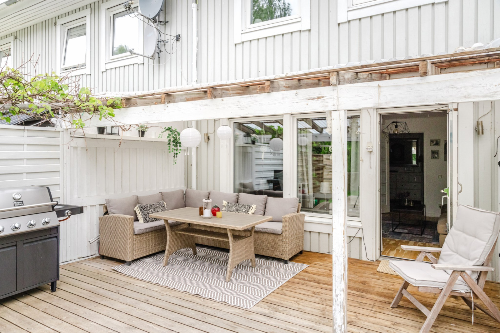 Insynsskyddad och solig uteplats Mosshagestigen 57