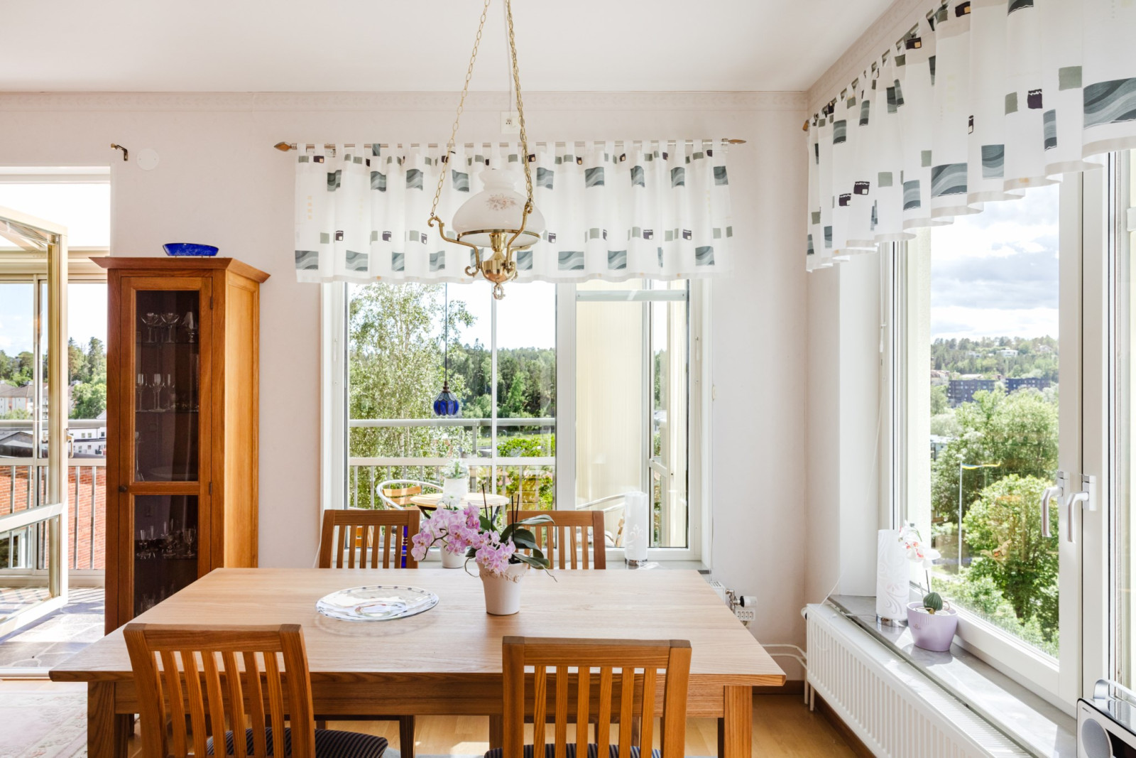 Matplats intill stora fönsterpartier Rönningevägen 2C