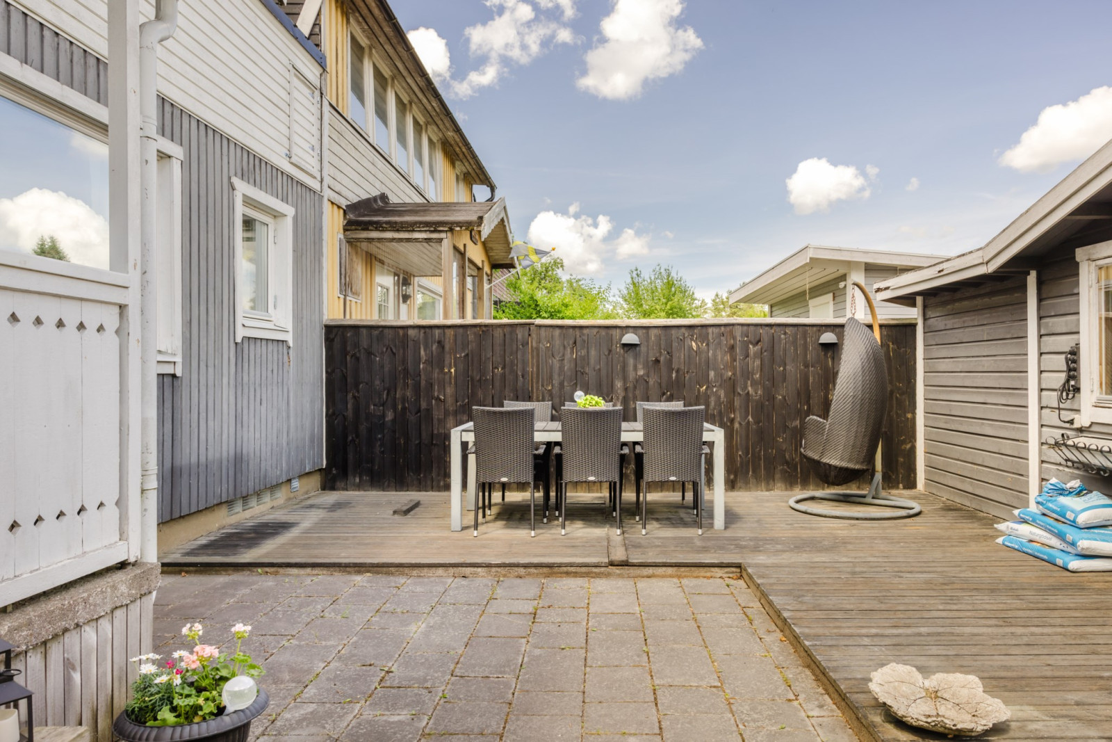Uteplats på framsida Orrstigen 10