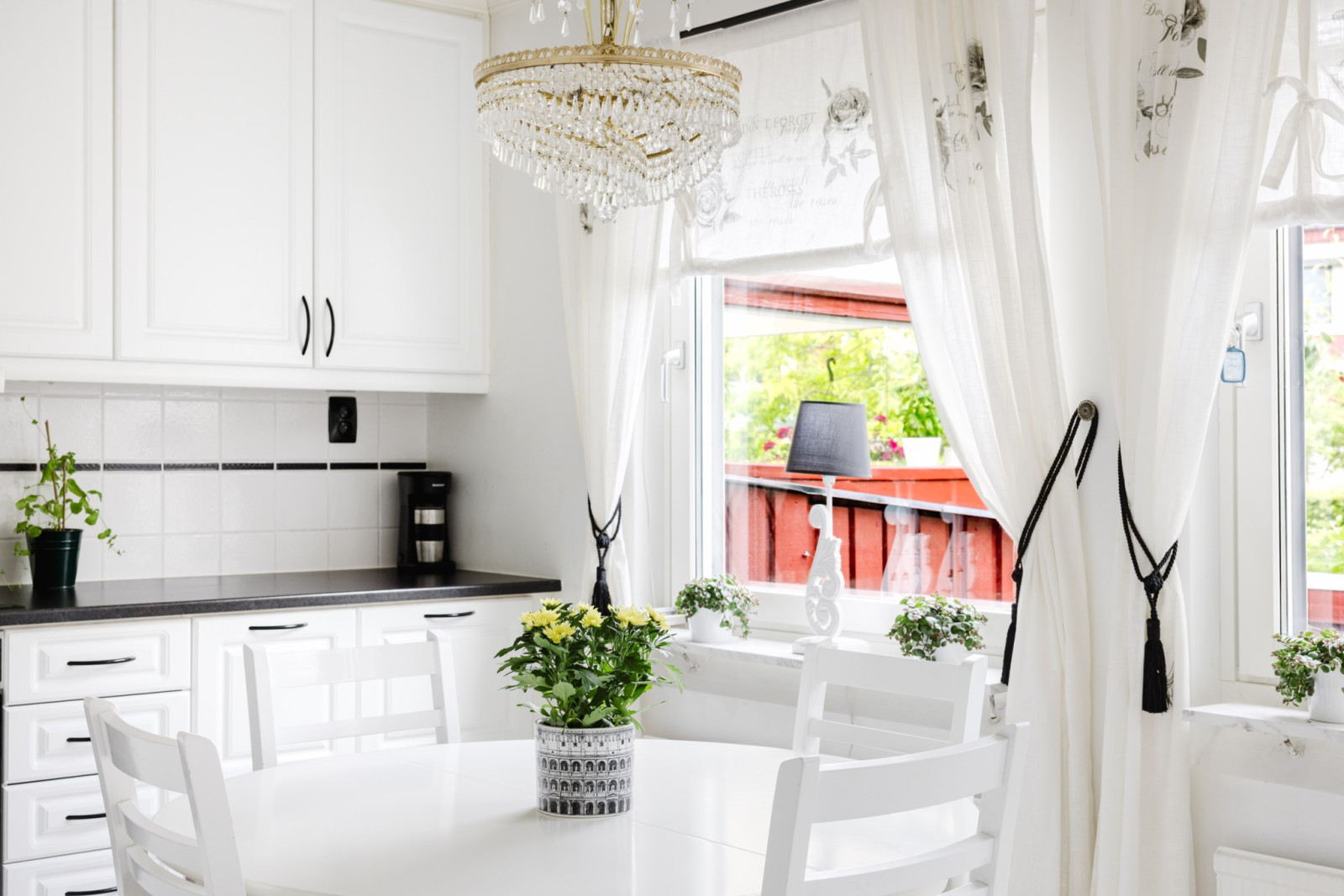 Matplats mot husets lummiga framsida Fjärilstigen 159