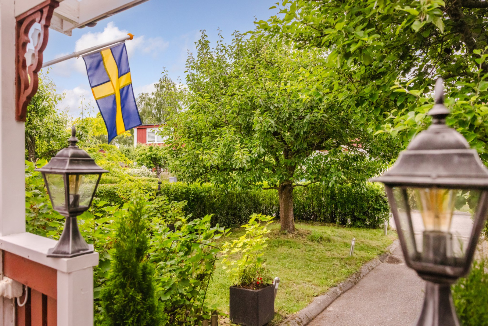 Ljuvlig framsida med äppelträd och bärbuskar Fjärilstigen 159