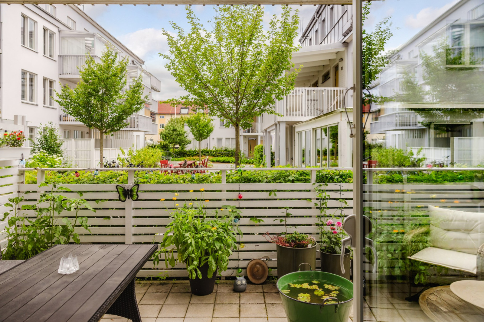 Stor uteplats med eftermiddagssol Rönninge Torg 13