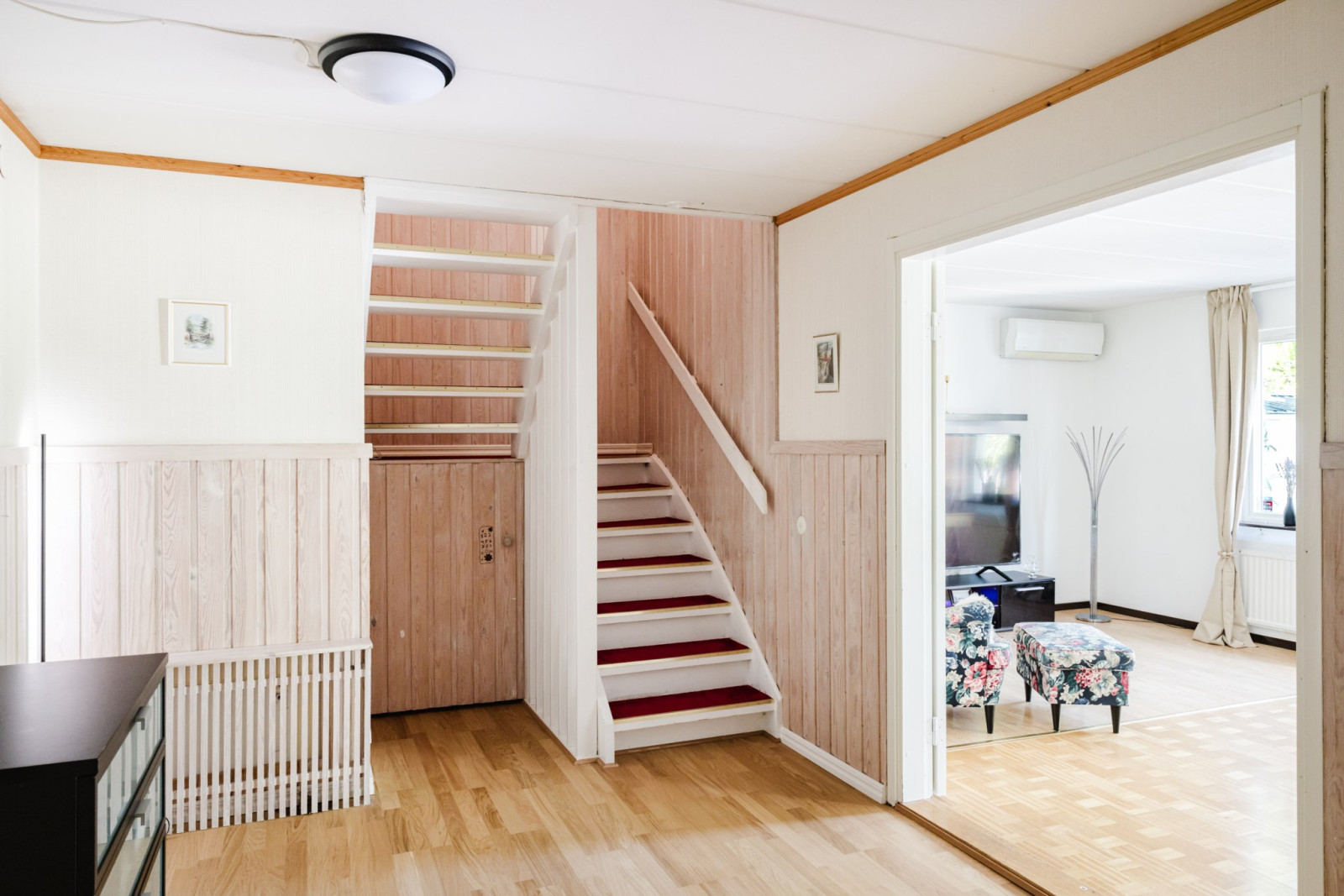 Hall nedre plan Champinjonstigen 32