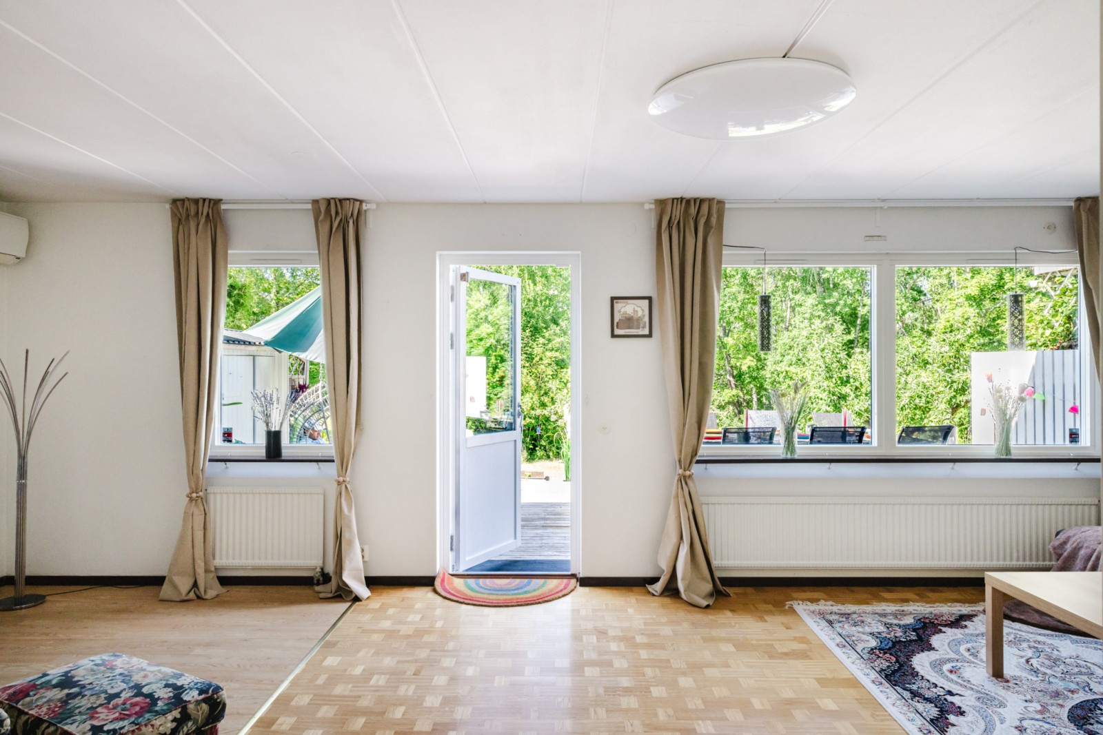 Stora fönsterpartier och utgång till baksidan Champinjonstigen 32