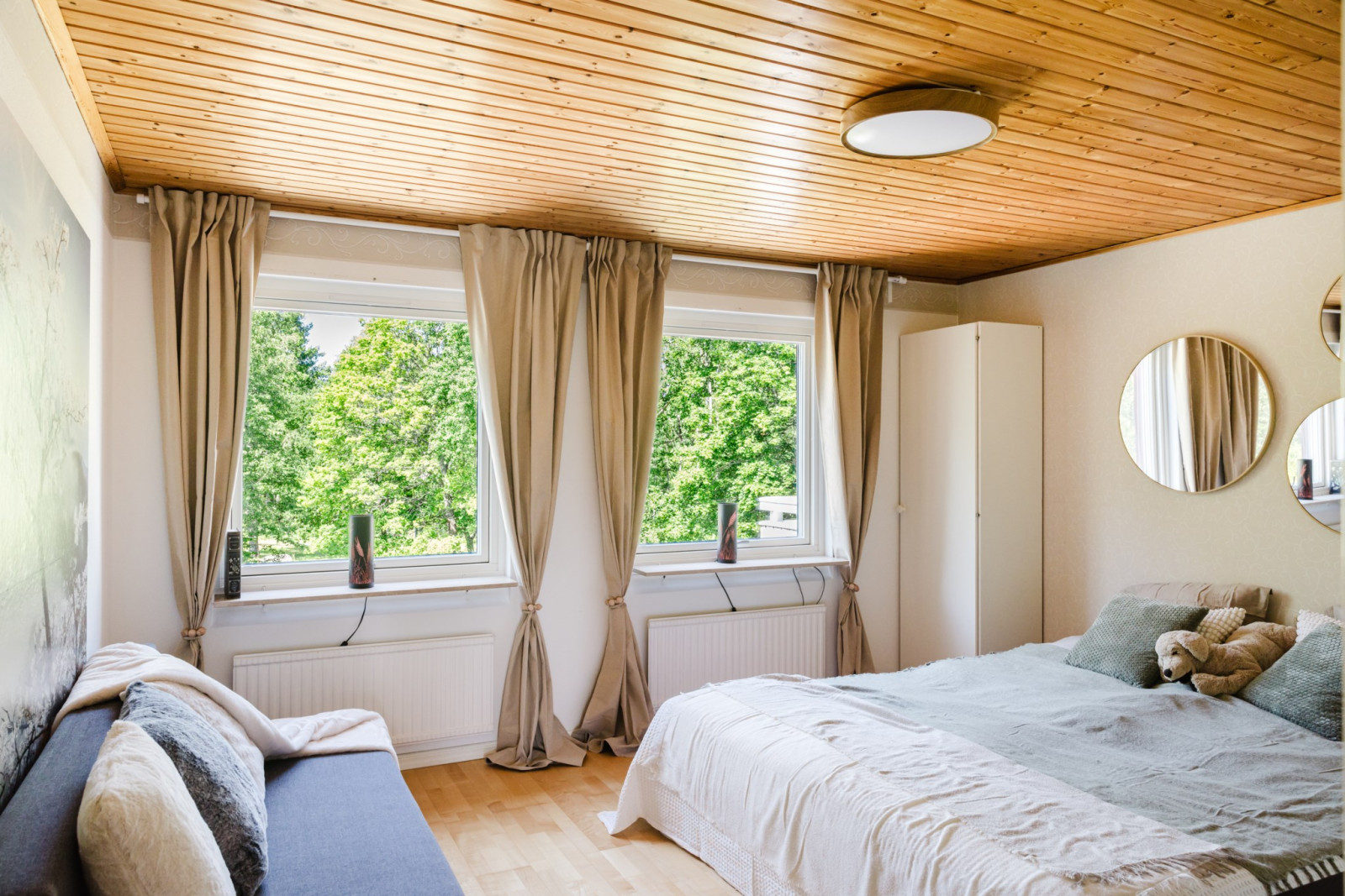 Sovrum med utsikt mot lummig grönska Champinjonstigen 32