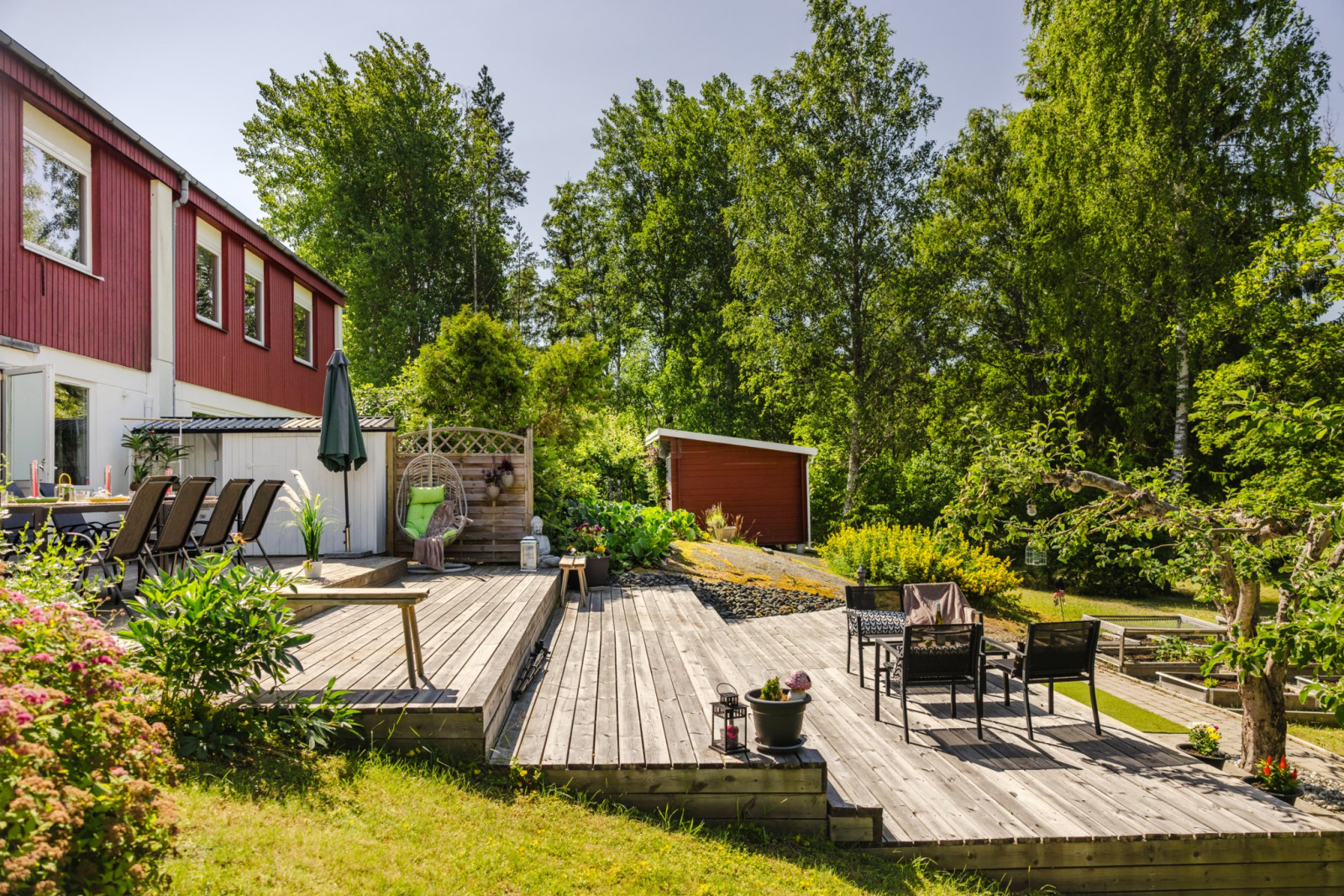 Välplanerad tomt med flera uteplatser, odlingar och plan gräsmatta Champinjonstigen 32