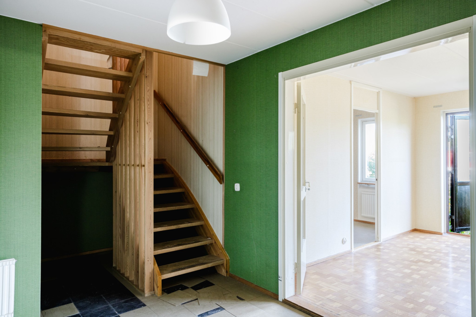 Trapphus och hall nedre plan Kantarellstigen 39