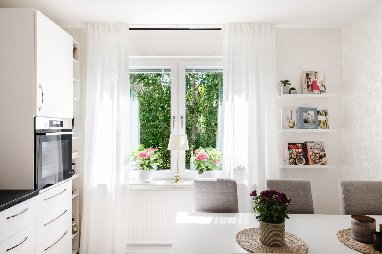 Plats för matbord och utsikt mot lummig grönska Söderbyvägen 18