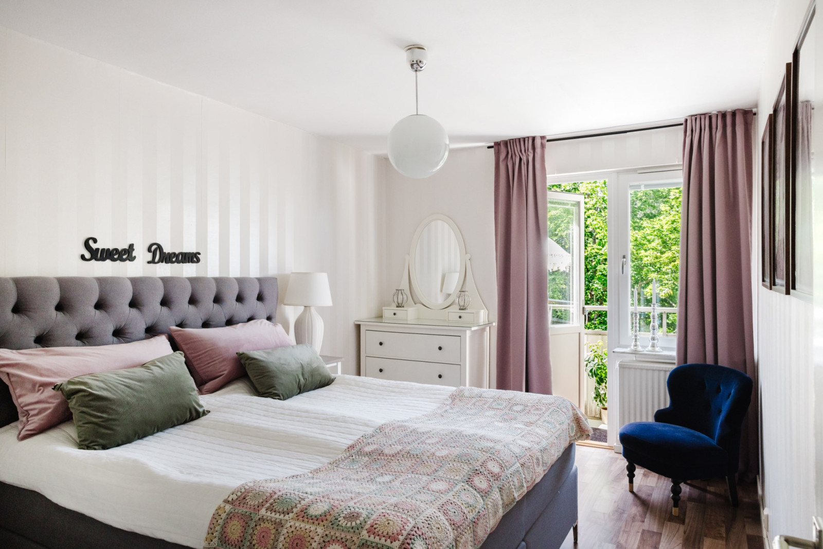 Rymligt master bedroom med utgång till balkong Söderbyvägen 18
