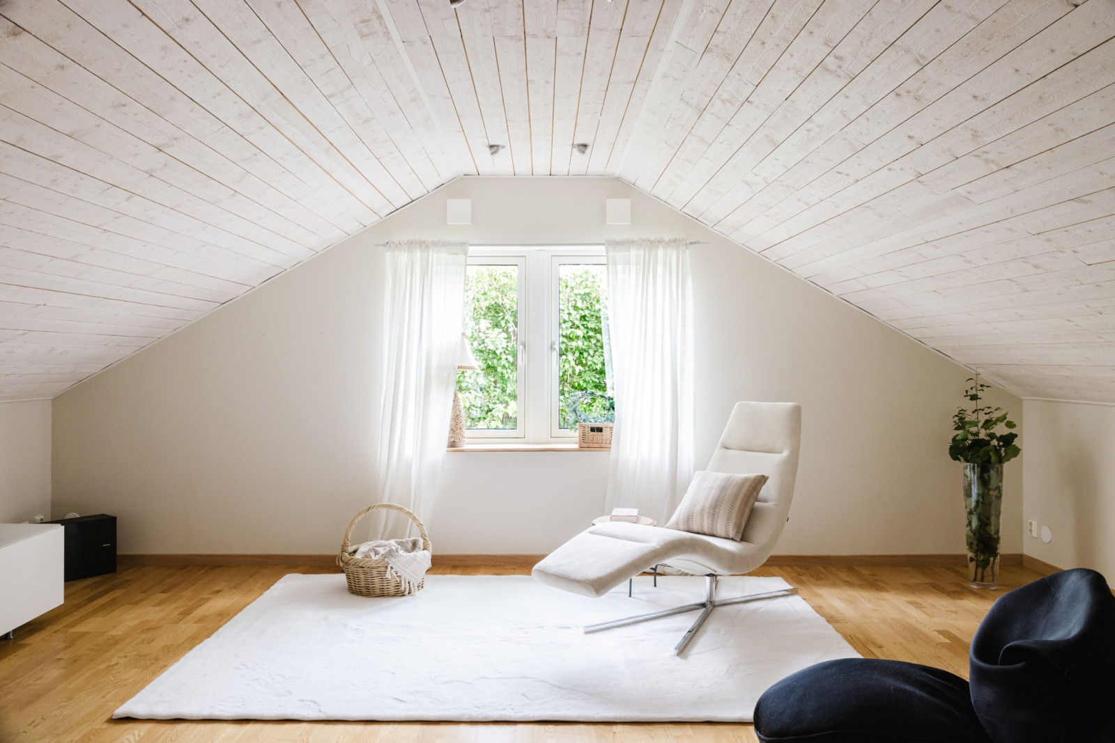 Övre plan / Loft Rönninge skolväg 39