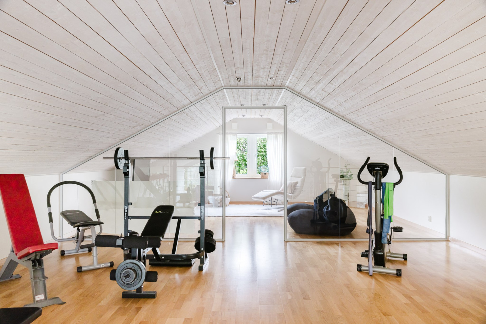 Övre plan / Loft Rönninge skolväg 39