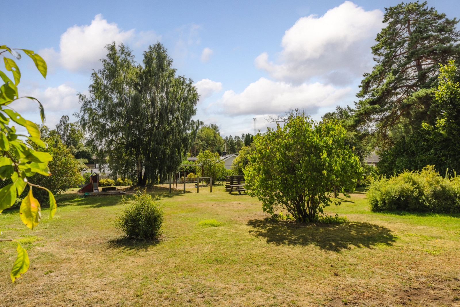 Gemensam gräsmatta Crusebjörns väg 6