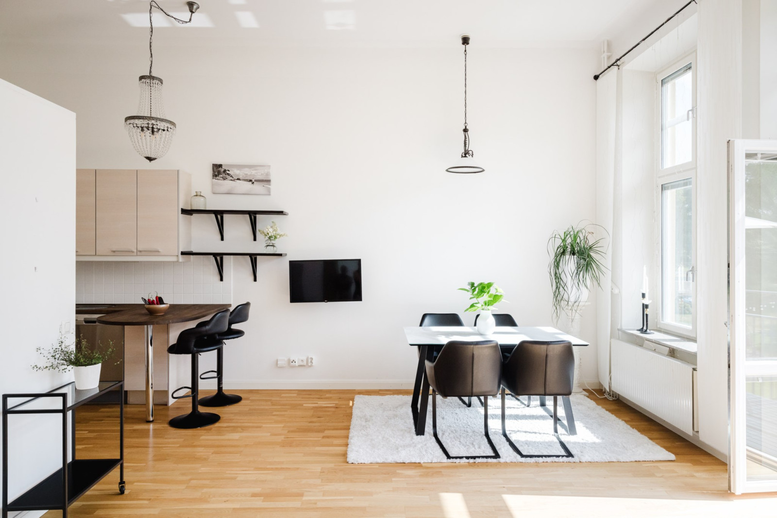 Matplats och del av kök Verandastigen 1
