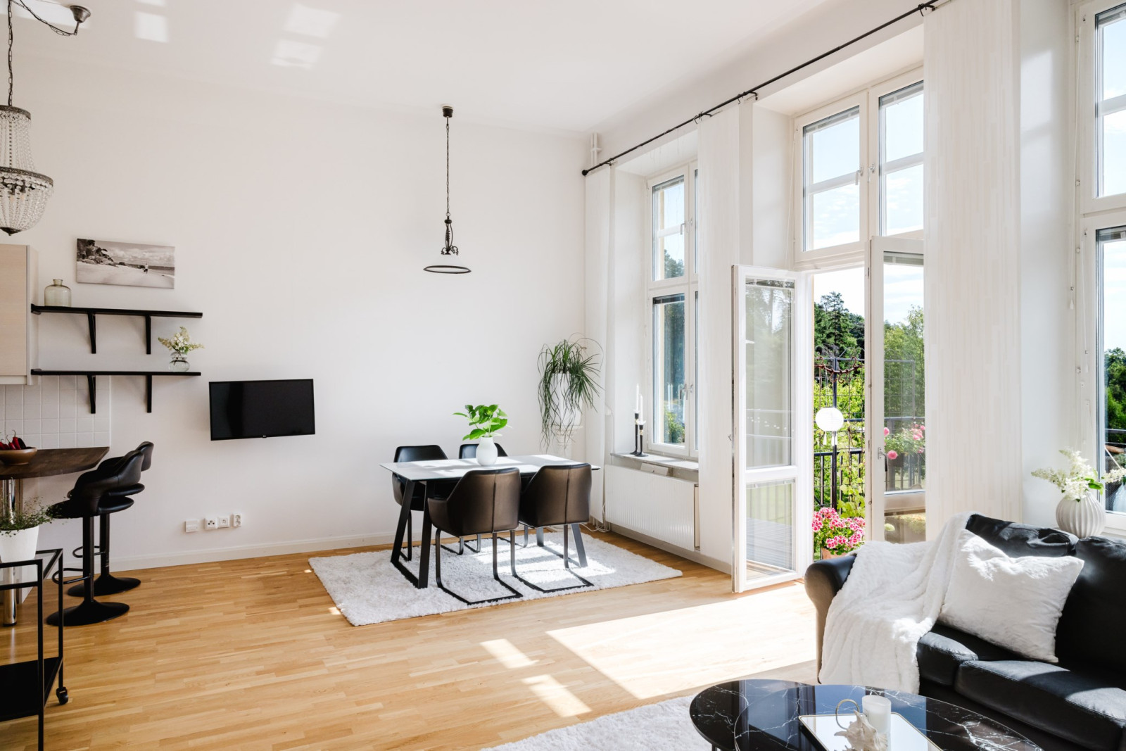 Matplats och del av vardagsrum med utgång till balkong Verandastigen 1