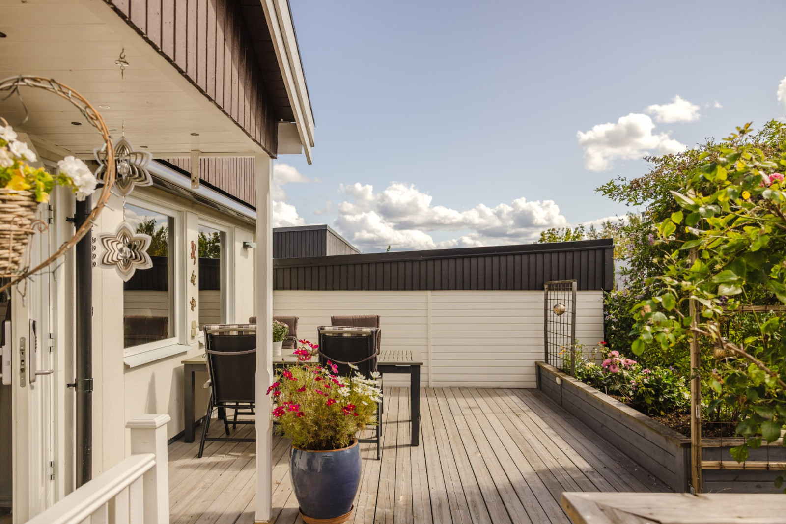 Uteplats på framsida Tibaststigen 8