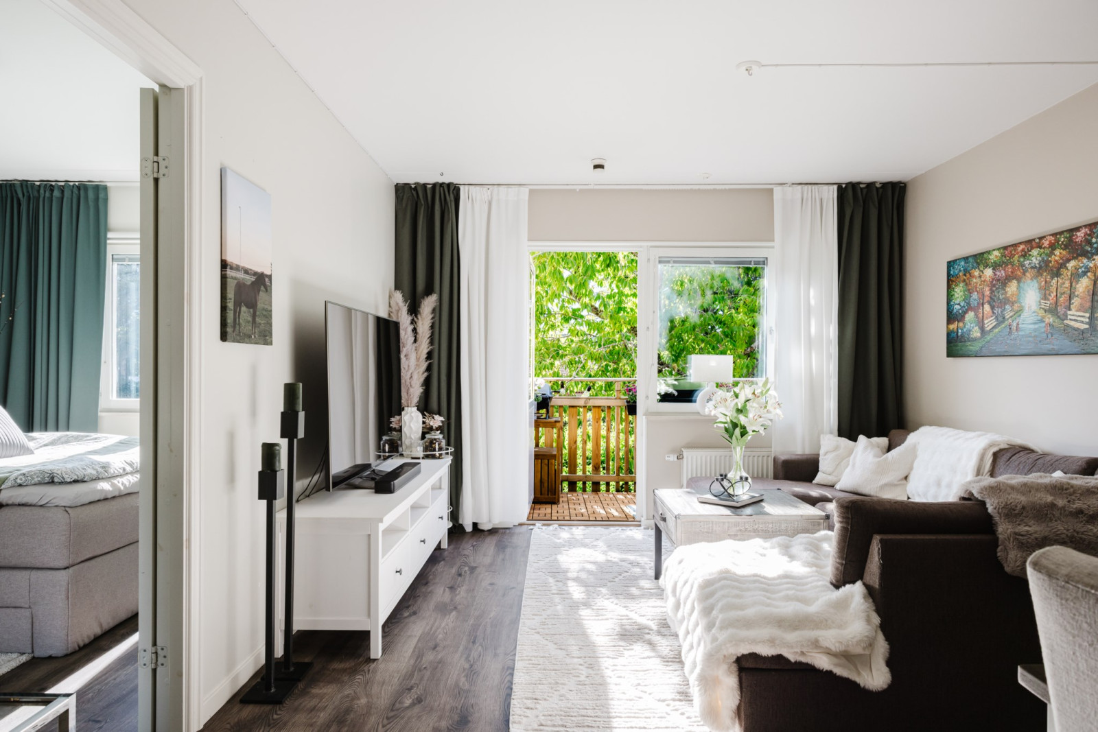 Generöst vardagsrum med plats för soffa och matbord Westerdahlsvägen 10