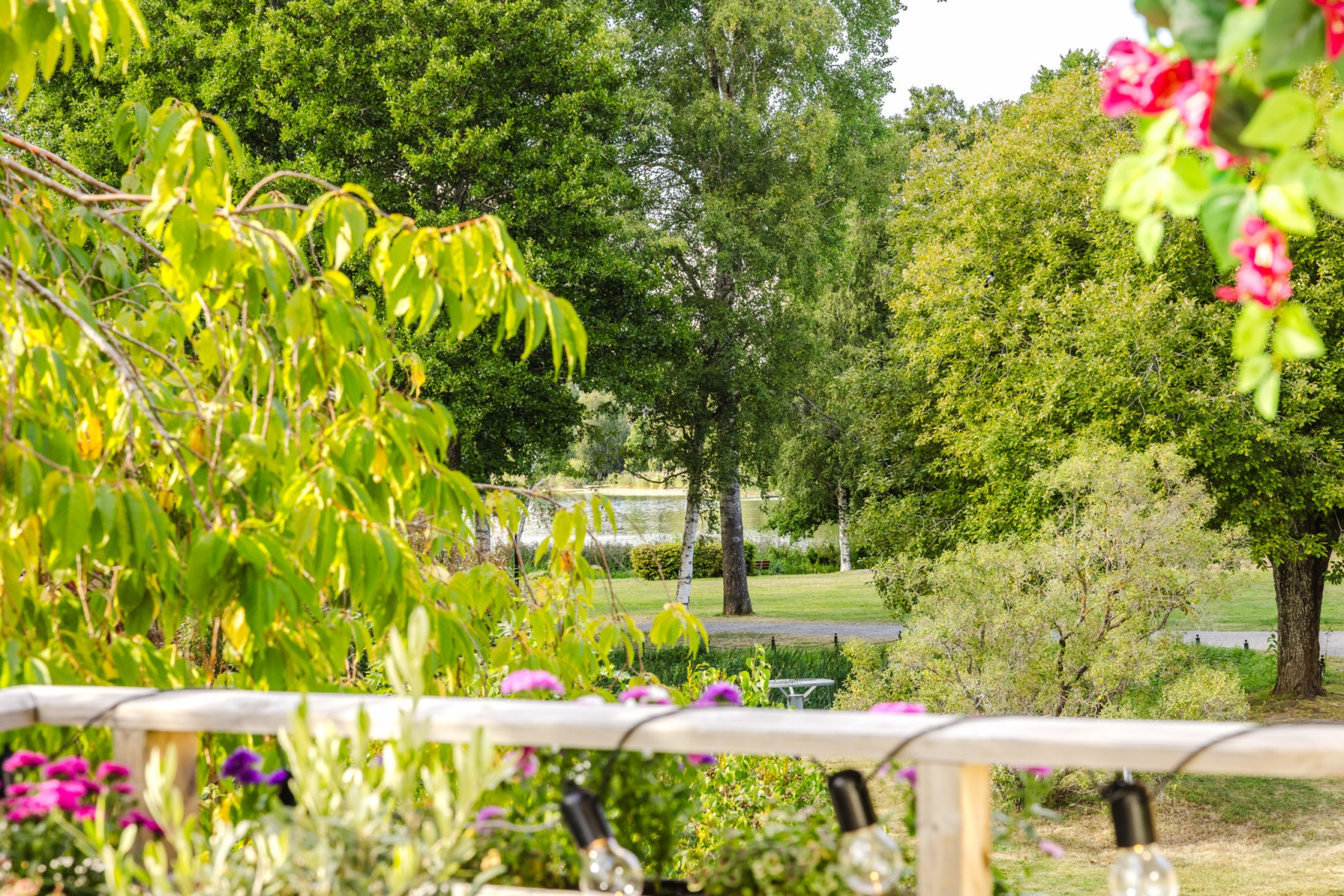 Från balkongen skymtar du sjön Flaten i den intilliggande parken Westerdahlsvägen 10