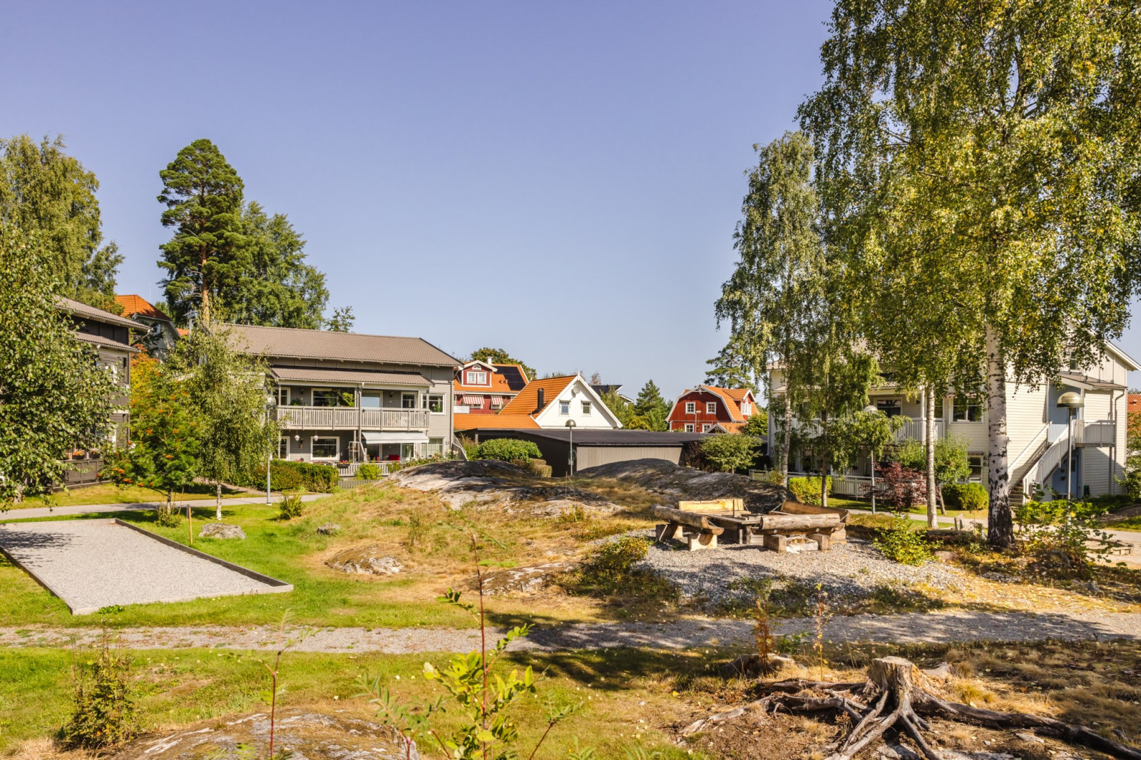 Boulebana och grillplats på innegård Engelsbergsvägen 13