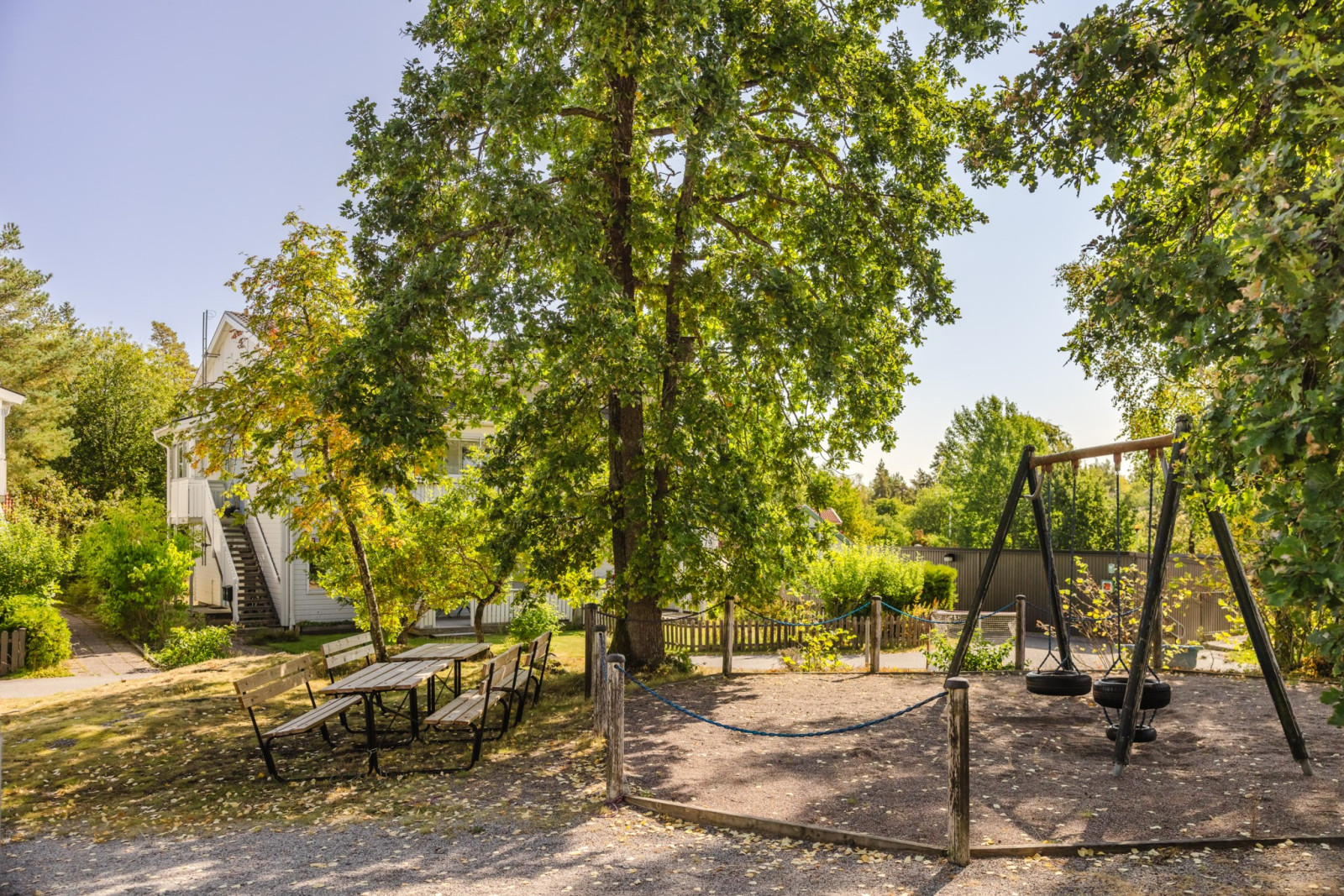 Lekplats på innegård Engelsbergsvägen 13