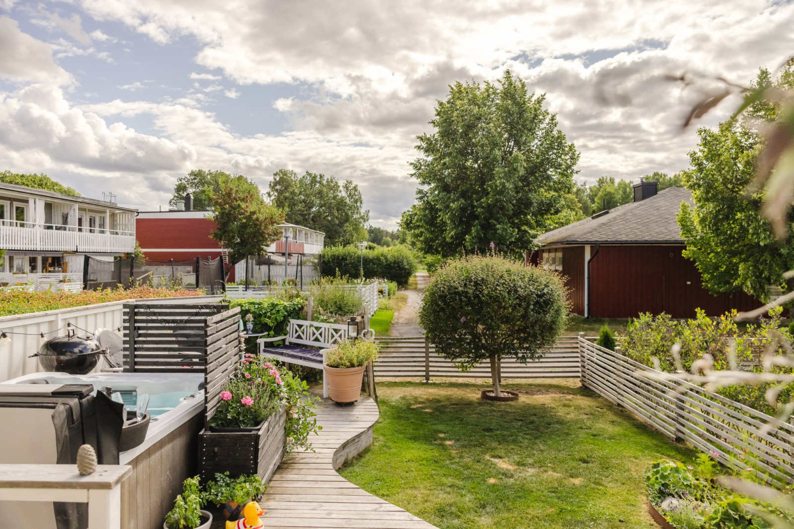 Utomhusjacuzzi och trädgård på baksida Rönningevägen 129