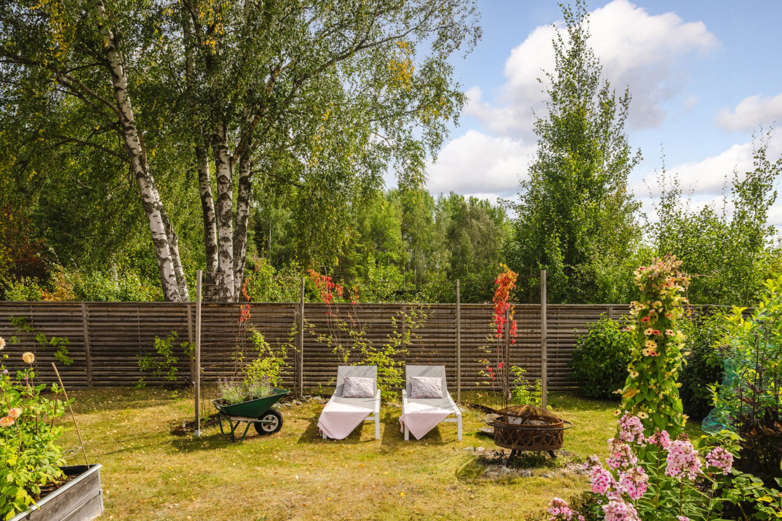 Trädgårdsvy på baksida Tussilagostigen 7