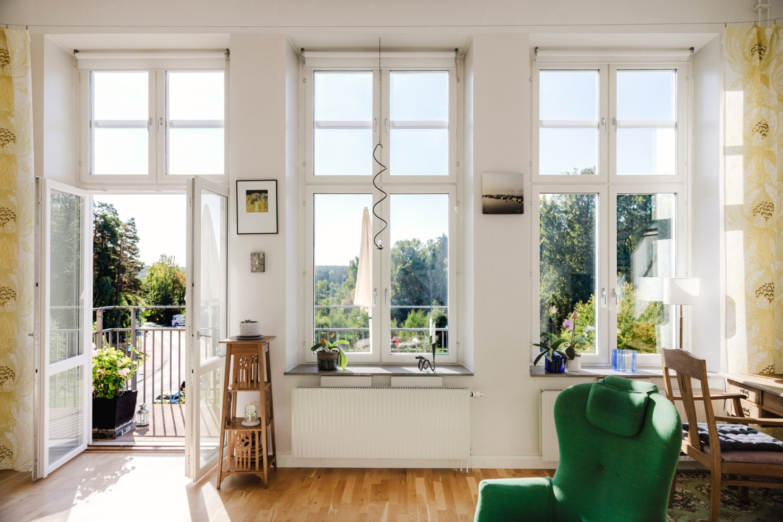 Högt i tak och stora vackra fönster Verandastigen 1