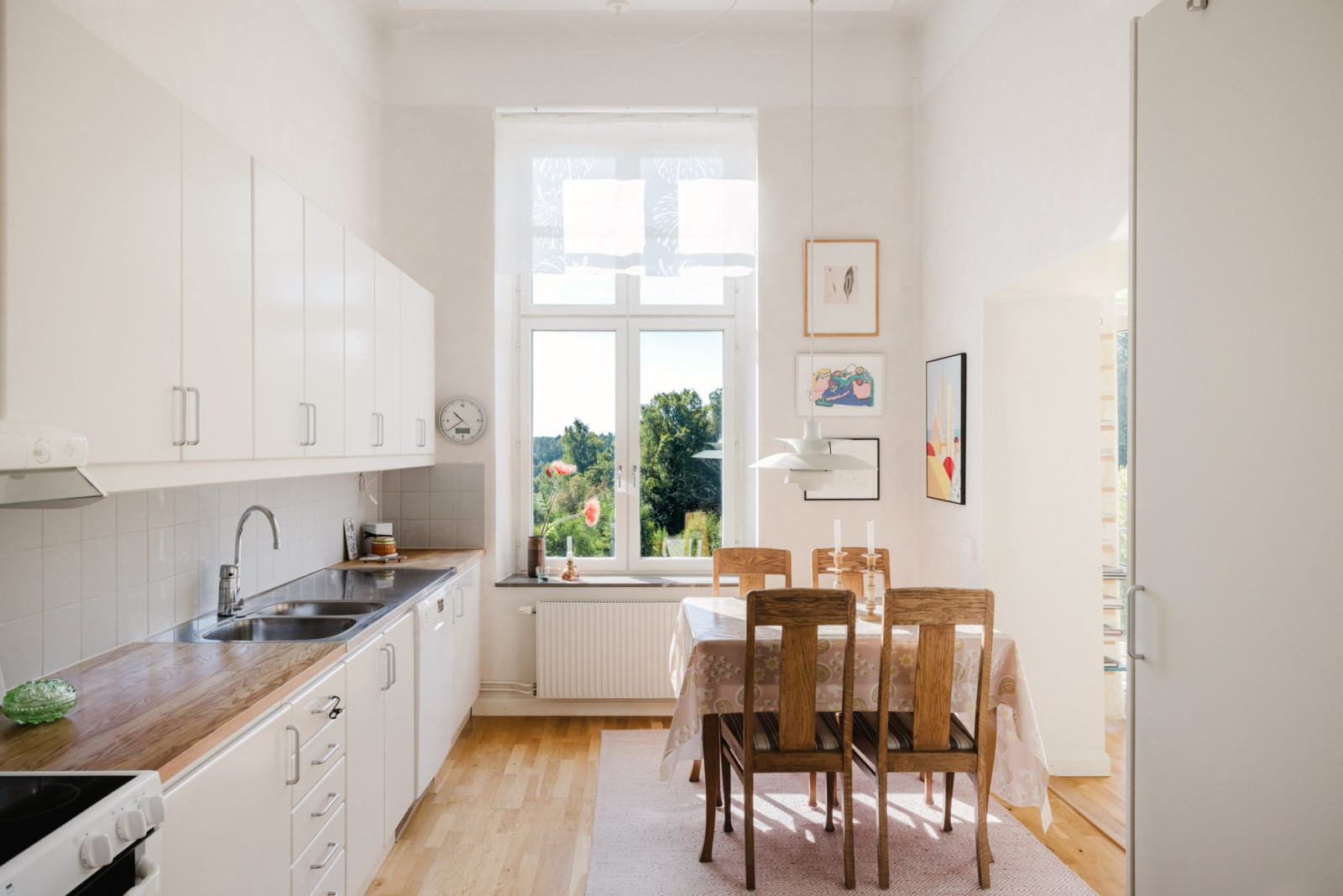Kök med slående utsikt från fönstret Verandastigen 1