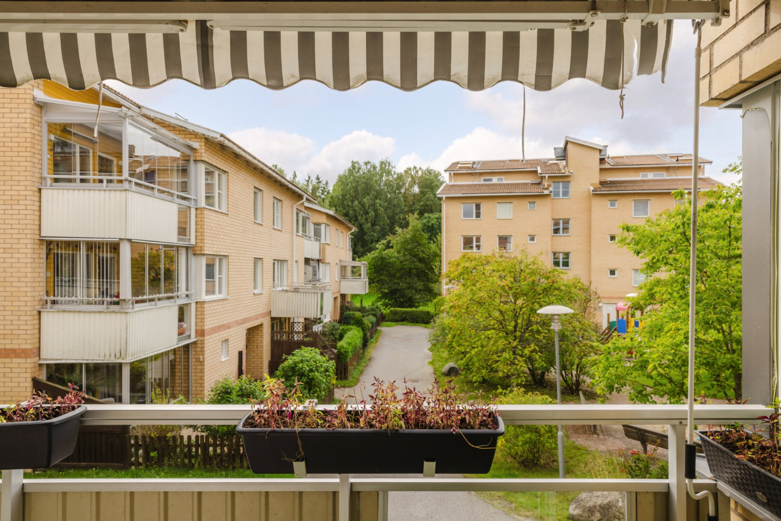 Balkong mot innegård Emanuel Birkes väg 8C