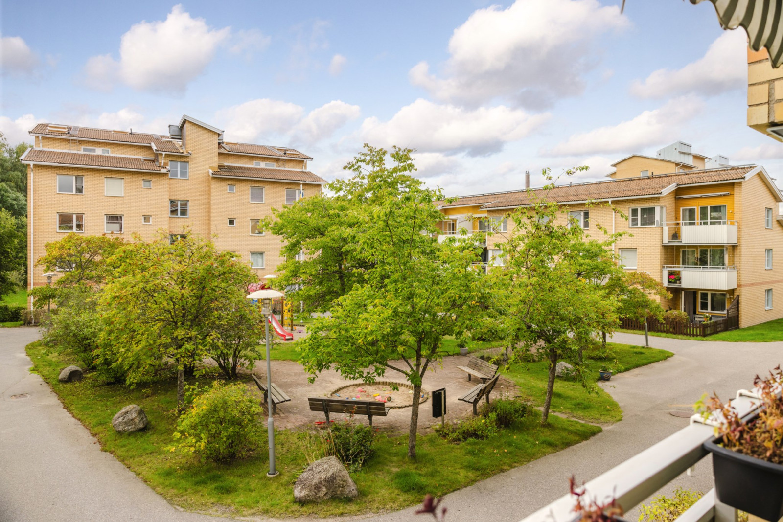 Balkong mot innegård Emanuel Birkes väg 8C